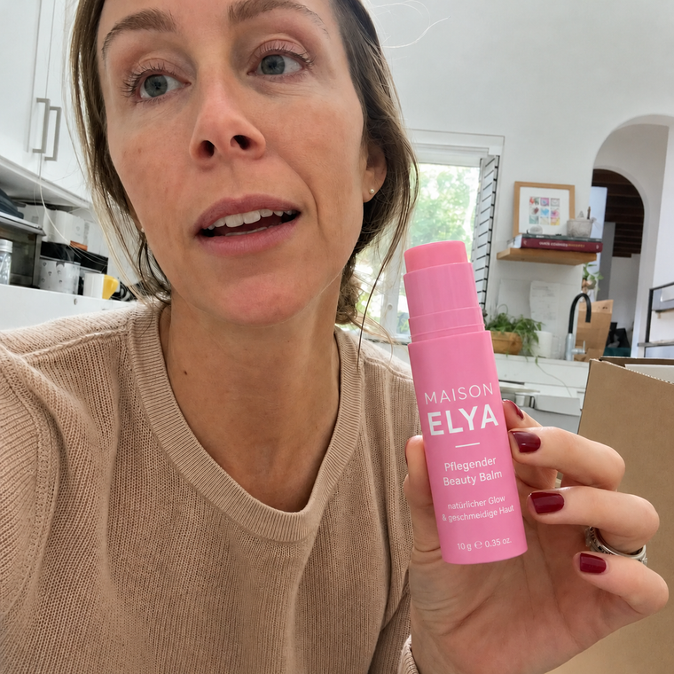 Kundin mit dem Balsam-Stick von MAISON ELYA